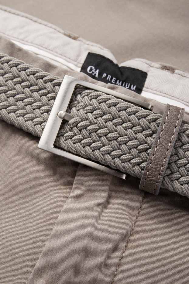 Bărbați - Chino cu curea - regular fit - gri