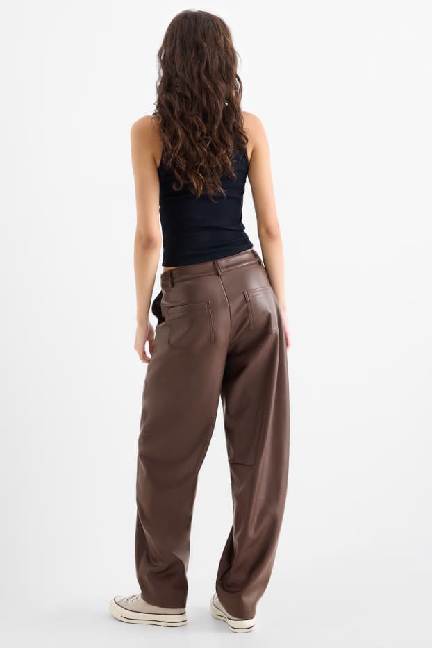 Femmes - Pantalon - mid waist - barrel leg - matière synthétique - marron foncé