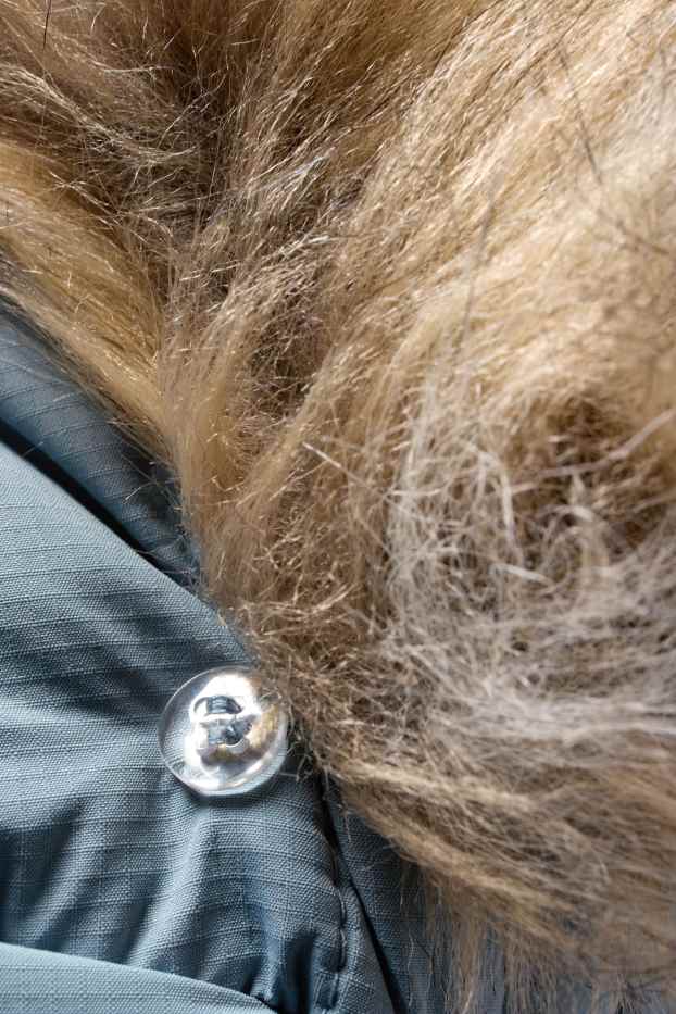 Kinderen: meisjes - Donzen jas met capuchon en imitatiebontrandje - lichtblauw