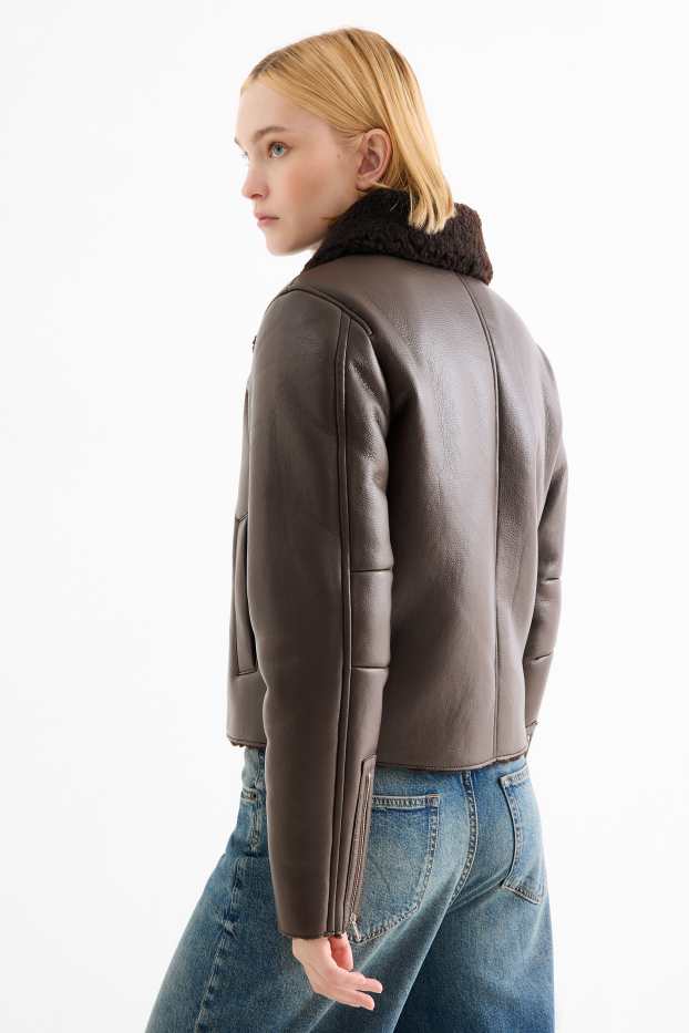 Dámské - Bunda s umělou ovčí vlnou - imitace kůže - tmavohnědá