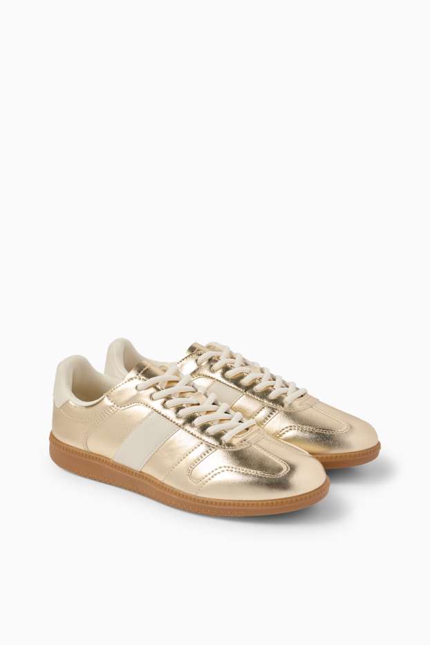 Femmes - Baskets - matière synthétique - finition brillante - or