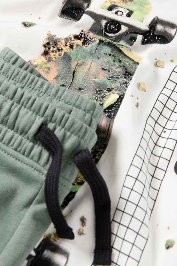 Kinder Buben - Skateboard - Set - Kurzarmshirt und Sweatshorts - 2 teilig - weiß / grün