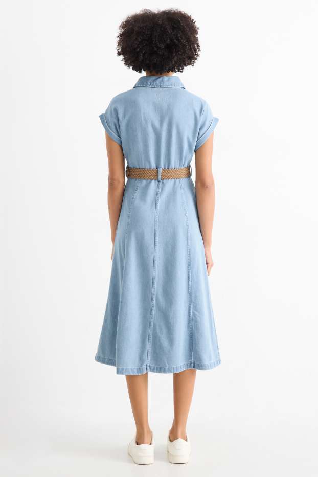 Femmes - Robe-chemisier en jean avec encolure en V et ceinture - bleu clair