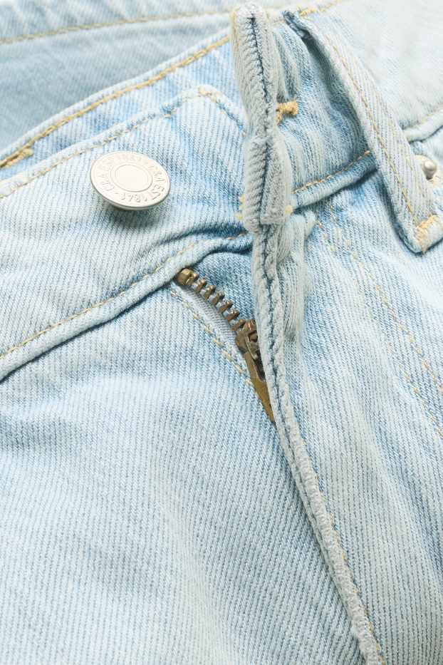 Femei - Bermude de blugi - LYCRA® - denim-albastru deschis