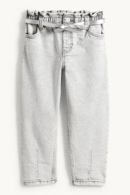 Regular jeans z paskiem