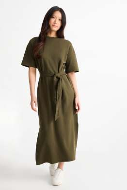 Vestido estilo camiseta con cinturón