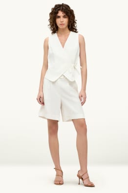 Short - mid waist