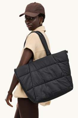 Grote shopper met stiksels en afneembare draagriem