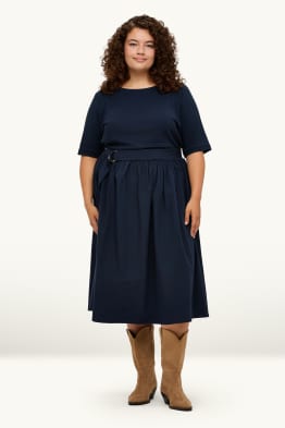 Šaty fit & flare s páskem