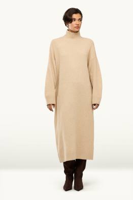 Gebreide jurk met opstaande kraag - straight fit