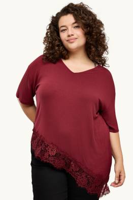 T-Shirt mit V-Ausschnitt - Curvy Fit