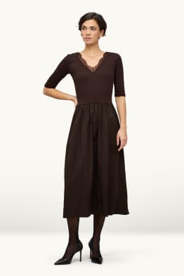 Vestit fit & flare amb el coll en punta - acanalat