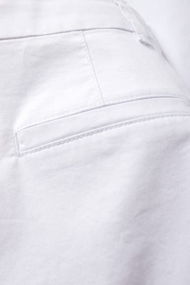 Women - Basic Bermuda shorts - mid-rise waist - white