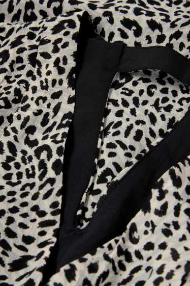 Dona - Vestit de xifó amb el coll en punta - estampat de lleopard - texturat - gris clar