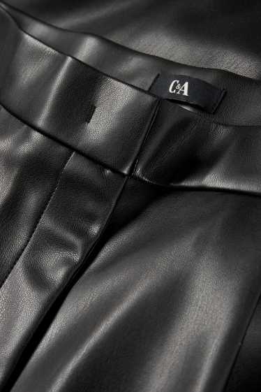 Dona - Pantalons curts - high waist - pell sintètica - negre