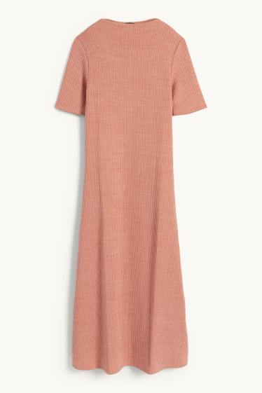 Femei - Rochie tricotată - reiată - somon