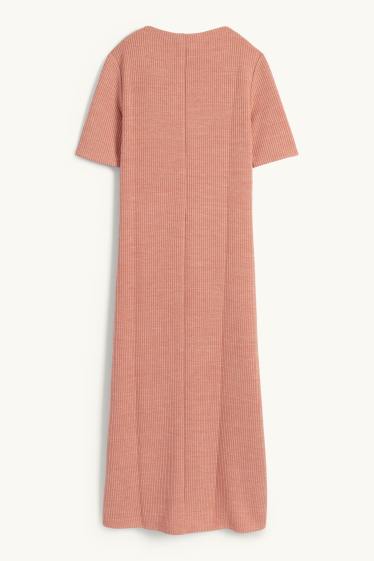 Femei - Rochie tricotată - reiată - somon