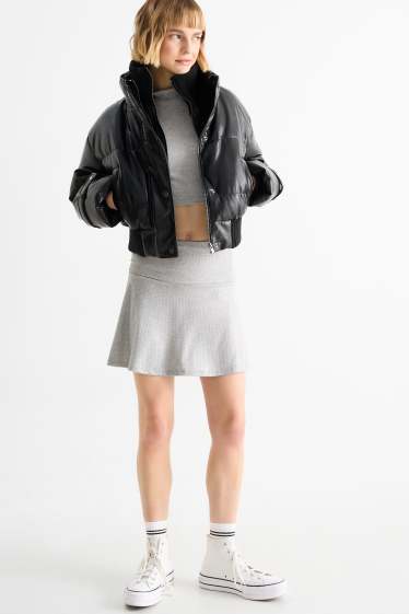 Femei - Fustă mini - reiată - aspect lucios - gri deschis