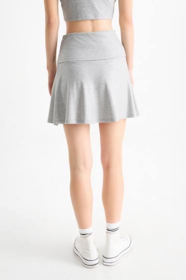 Femei - Fustă mini - reiată - aspect lucios - gri deschis