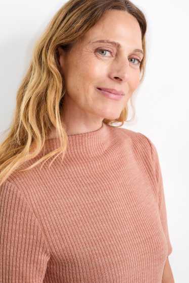 Femei - Rochie tricotată - reiată - somon