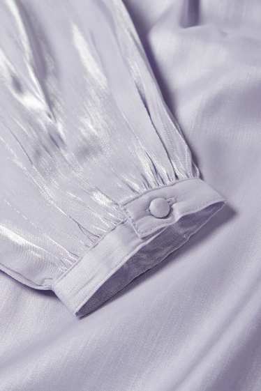 Femmes - Robe à épaule dénudée - brillante - violet clair