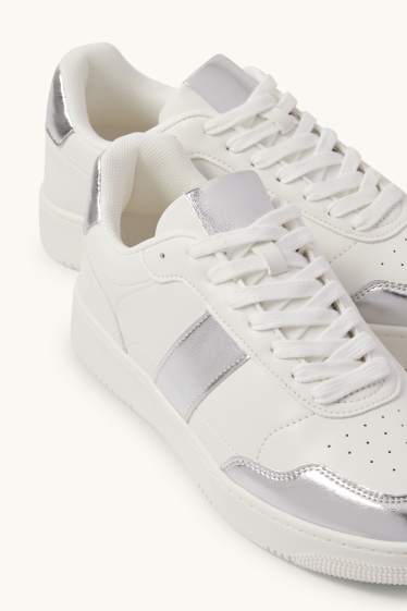 Kobiety - Buty sportowe - imitacja skóry - srebrny