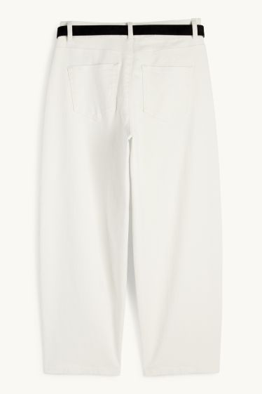 Dámské - Curved jeans s páskem - high waist - krémově bílá