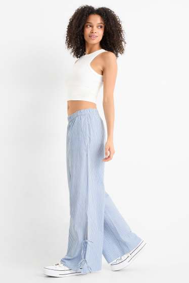 Dona - Pantalons de tela - mid waist - wide leg - de ratlles - blanc / blau clar