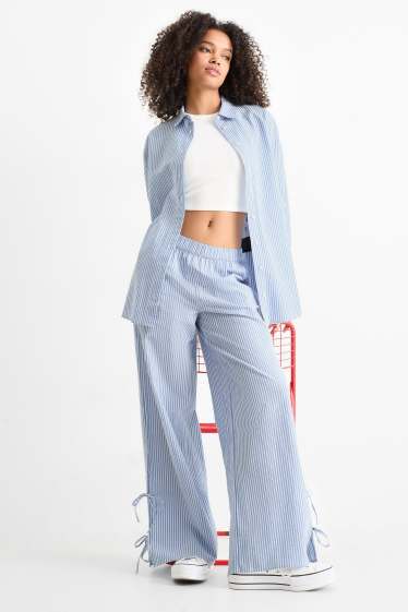 Dona - Pantalons de tela - mid waist - wide leg - de ratlles - blanc / blau clar