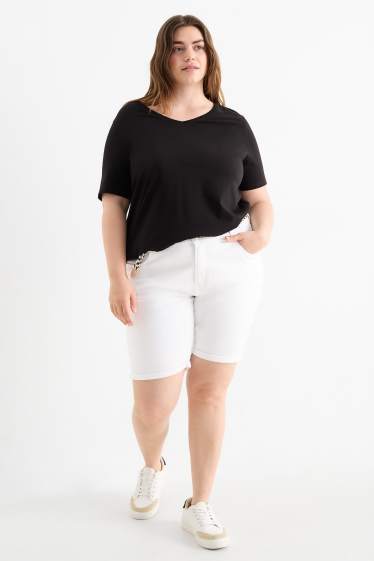 Dámské - Džínové šortky s páskem - mid waist - bílá