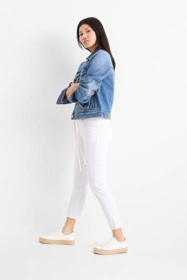 Damen - Crop Slim Jeans mit Gürtel - Mid Waist - weiß