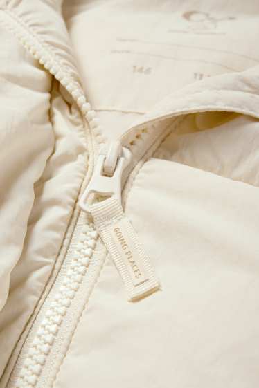 Děti - dívky - Prošívaná vesta s kapucí - z vodoodpudivého materiálu - krémově bílá