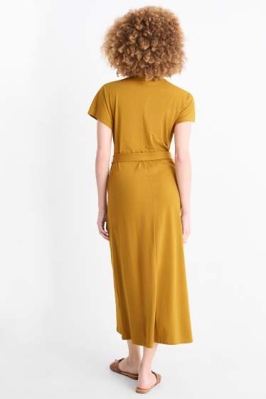 Femei - Rochie-tricou cu curea - galben muștar