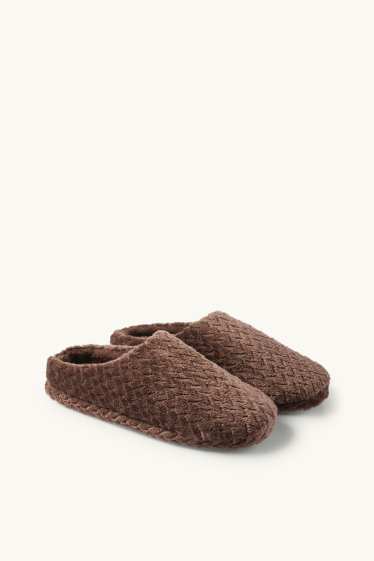 Femmes - Chaussons - finition texturée - marron
