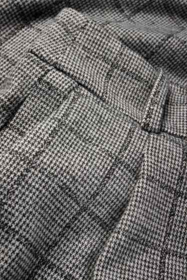 Femei - Pantaloni office - talie medie - relaxed fit - în carouri - gri