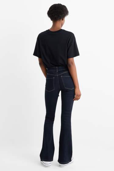 Femmes - Jean à jambe évasée - mid waist - jean bleu foncé
