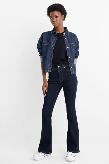 Femmes - Jean à jambe évasée - mid waist - jean bleu foncé