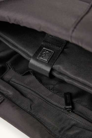 Women - Large quilted shopper with detachable bag strap - black