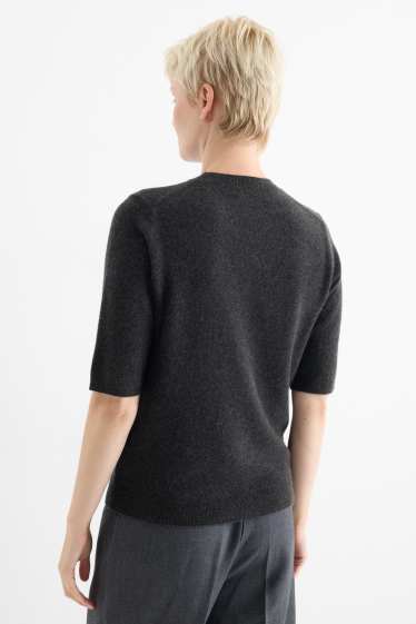 Dámské - Pletený kašmírový svetr - s krátkým rukávem - tmavošedá