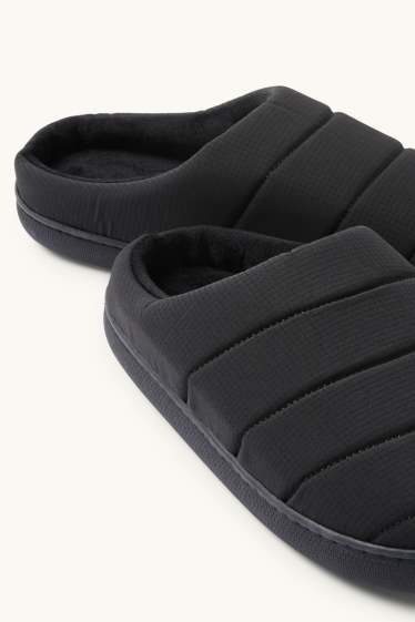 Bărbați - Papuci de casă matlasați - structurați - negru