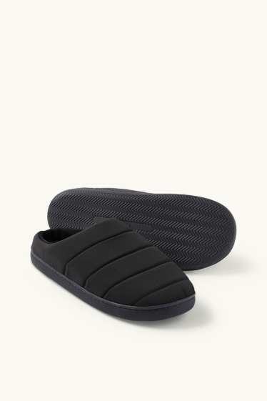 Bărbați - Papuci de casă matlasați - structurați - negru