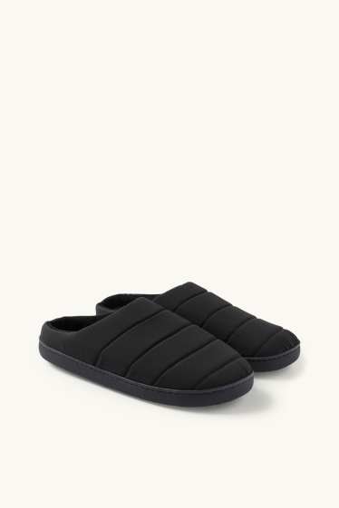 Bărbați - Papuci de casă matlasați - structurați - negru