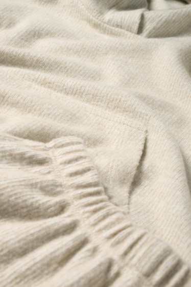 Kinderen: meisjes - Set - trui met capuchon en gebreide broek - ribstof - 2-delig - licht beige