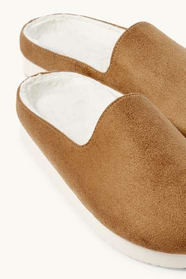 Home - Sabatilles - pell girada sintètica - marró clar