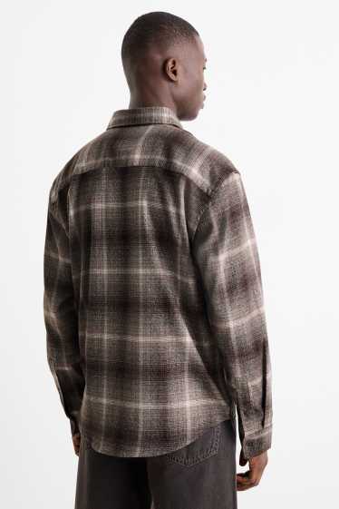 Mężczyźni - Koszula flanelowa - relaxed fit - kołnierzyk kent - w kratę - brązowy