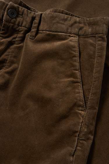 Hommes - Chino - regular fit - finition texturée - marron foncé