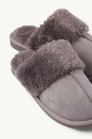Femmes - Chaussons - faux suède - gris