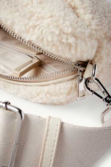 Damen - Teddy-Umhängetasche mit abnehmbarem Taschengurt - cremefarben