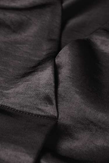 Femmes - Chemisier en satin à col V - noir