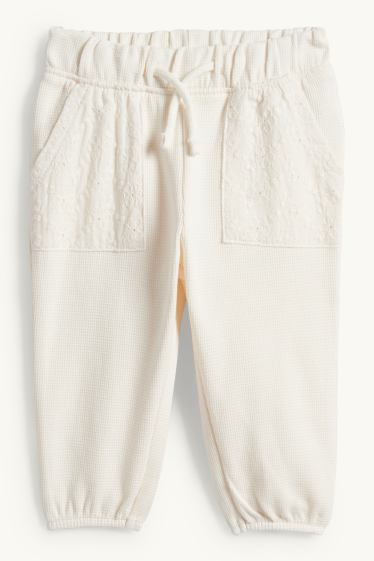 Neonate - Pantaloni sportivi neonate - broderie anglaise - tramati - bianco crema